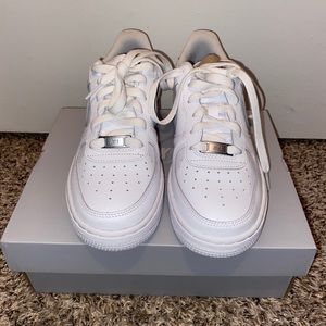 Kids White Nike Air Force 1 Size 4.5